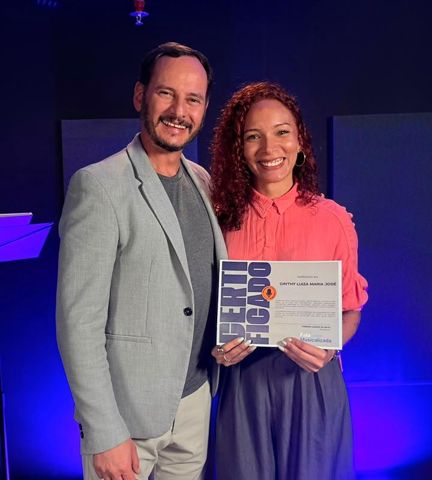 Cinthy Luiza Maria José com o certificado, ao lado de Fabrício Lázaro